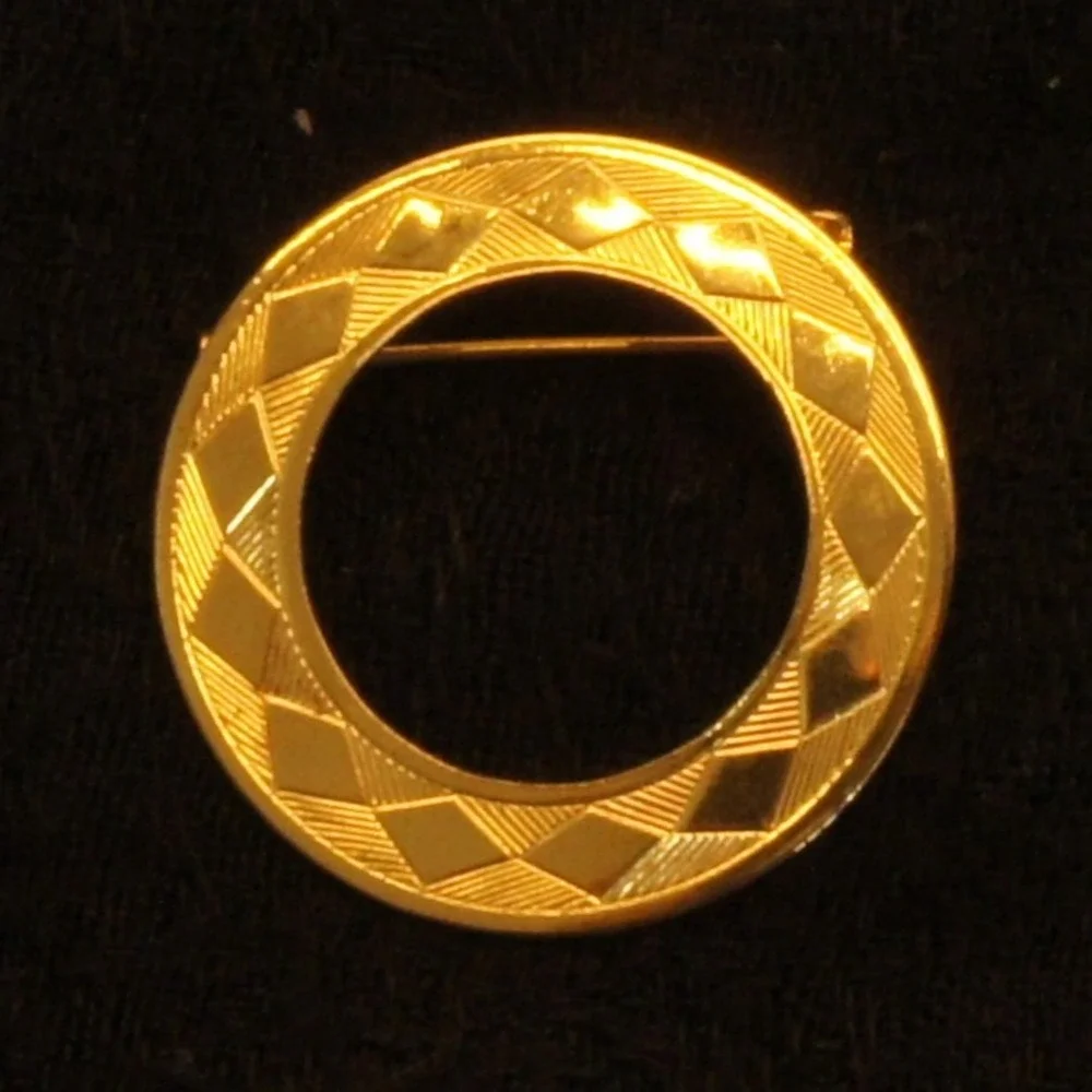 Gold Tone‎ Circle Brooch Open Wreath Etched Geometric Pattern Pin